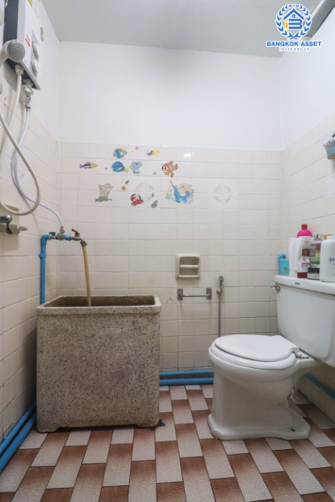 *****ทาวน์เฮ้าส์มือสองย่านนนทบุรี ม.ซอยเรวดี51 ติวานนท์-เลี่ยงเมืองนนท์ บนเนื้อที่ 16 ตร.ว. ฟังก์ชัน 2 ห้องนอน 2 ห้องน้ำ บ้านพร้อมเข้าอยู่ แถมฟรี! 1 เครื่องปรับอากาศ 2 เครื่องทำน้ำอุ่น 1 เครื่องดูดควัน เพียง 5 นาทีก็ถึงรถไฟฟ้าสายสีม่วง "สถานีศูนย์ราชการนนทบุรี" และ "สถานีบางกระสอ" ใกล้ทางด่วน "งามวงศ์วาน" จองด่วน!